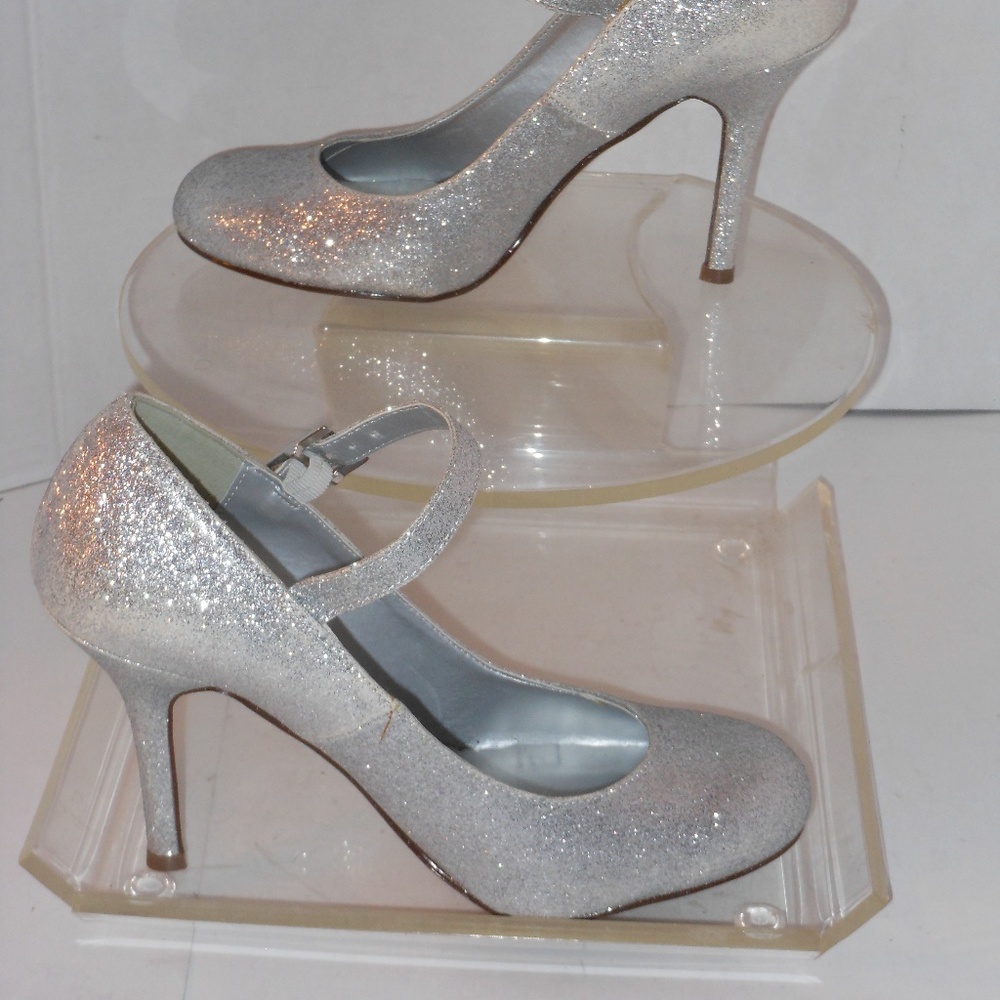 SHIEKH SILVER GLITTER CROSSFOOT STRAP PUMPS SIZE 9